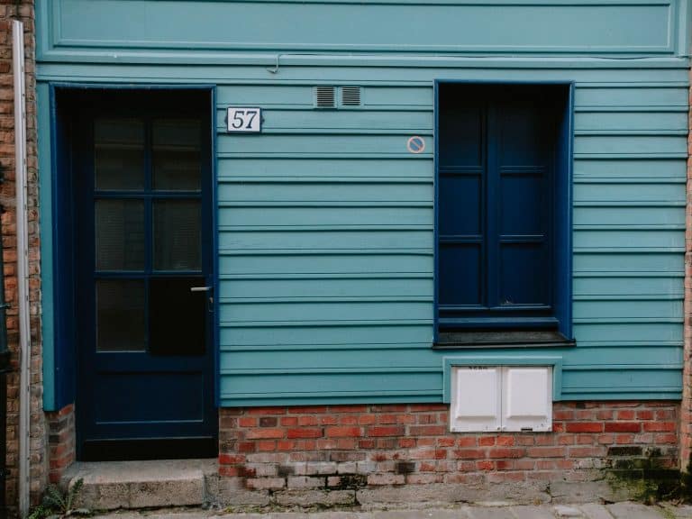 What Color Siding Goes With Red Brick? Ideas for Gretna Homes